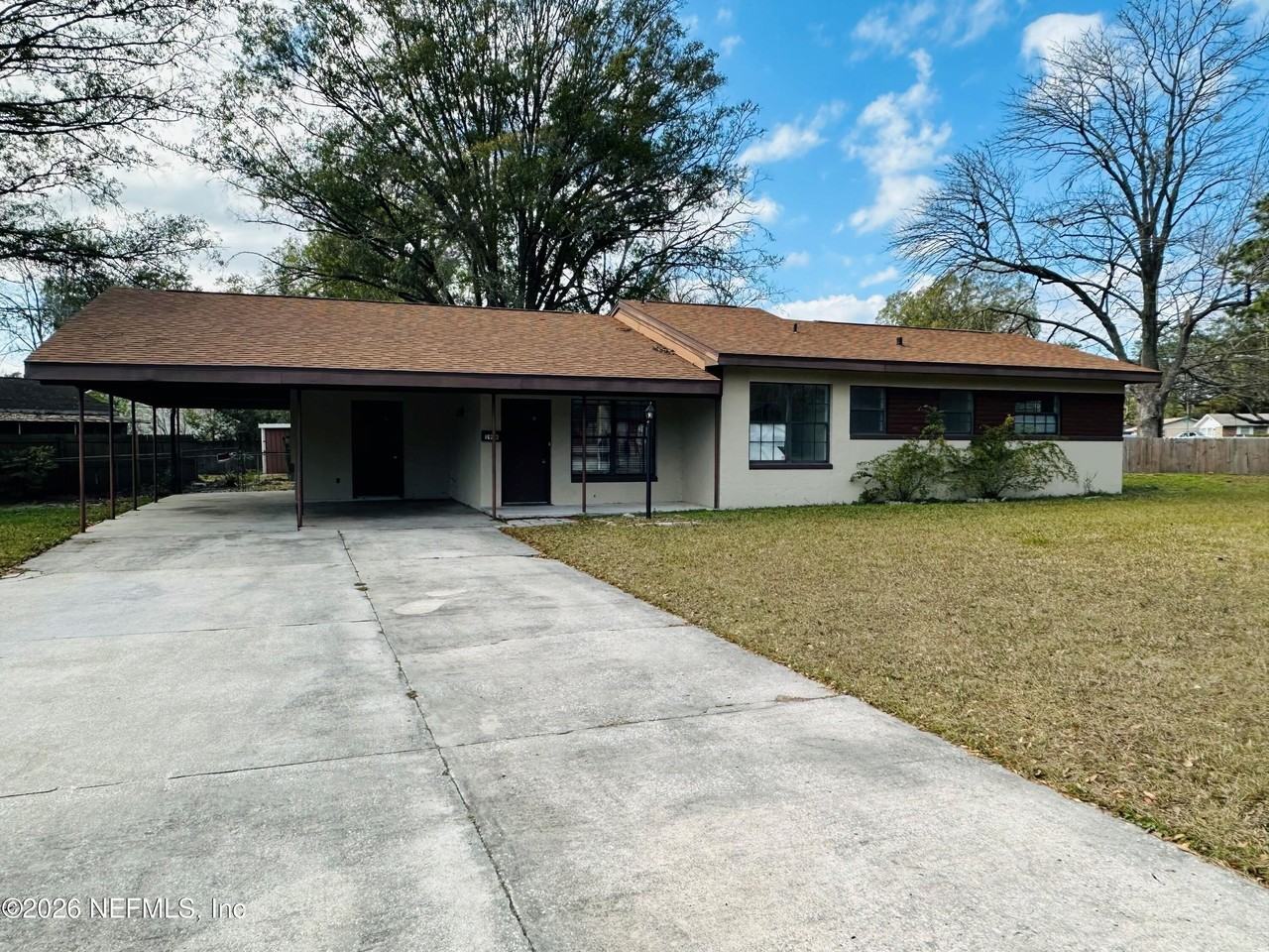 1904 Delaroche Dr W - Photo 2 of 40