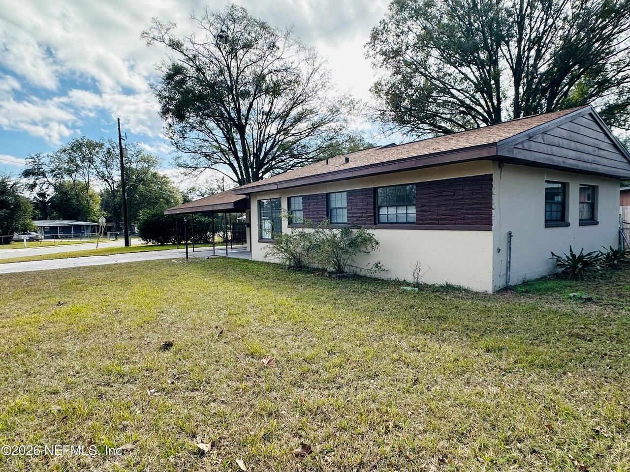 1904 Delaroche Dr W - Photo 4 of 40