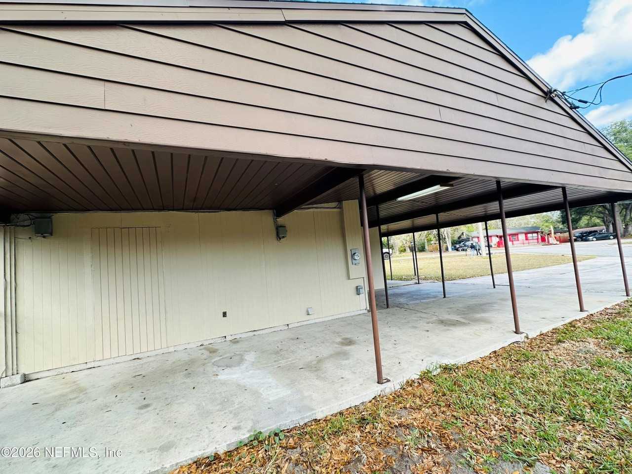 1904 Delaroche Dr W - Photo 5 of 40