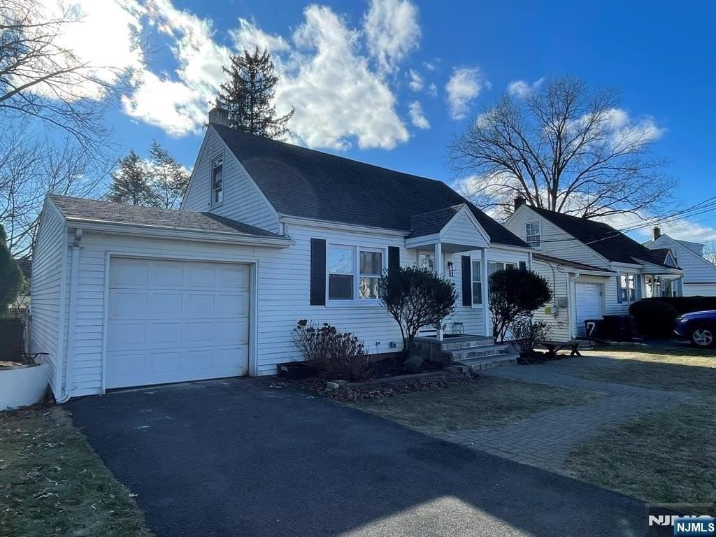 11 Raymond Pl - Photo 3 of 40