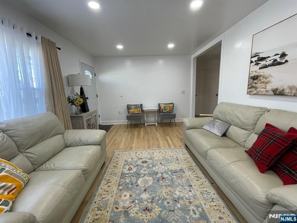 11 Raymond Pl - Photo 4 of 40