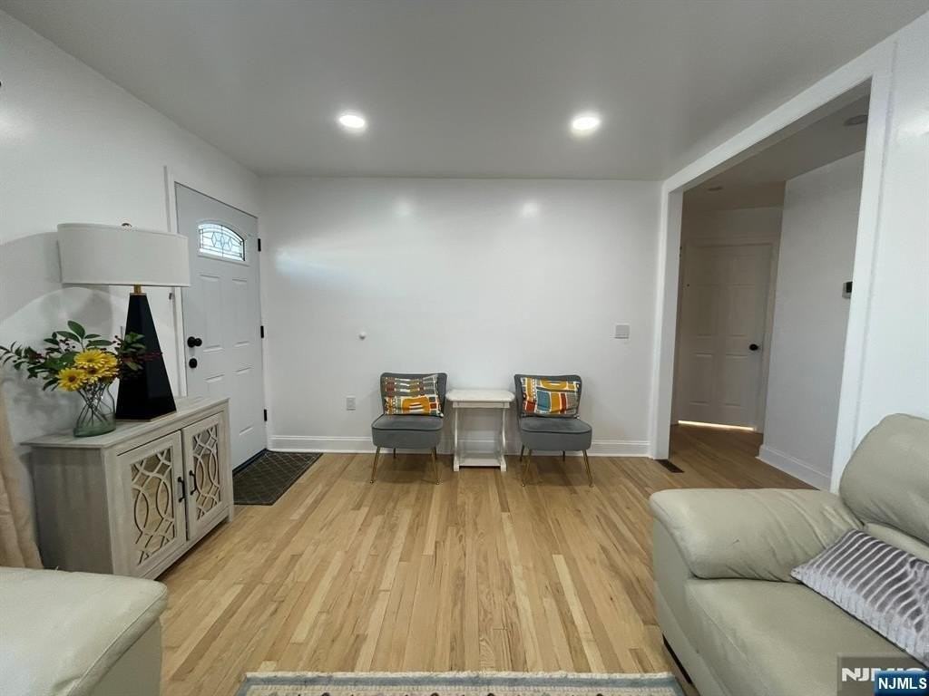 11 Raymond Pl - Photo 5 of 40