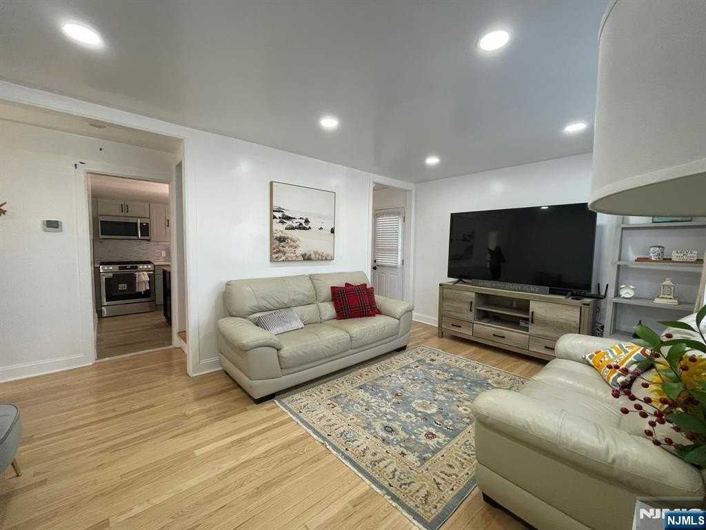 11 Raymond Pl - Photo 6 of 40