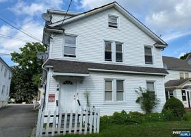 featured image of 18 Lexington Ave Apt 3f