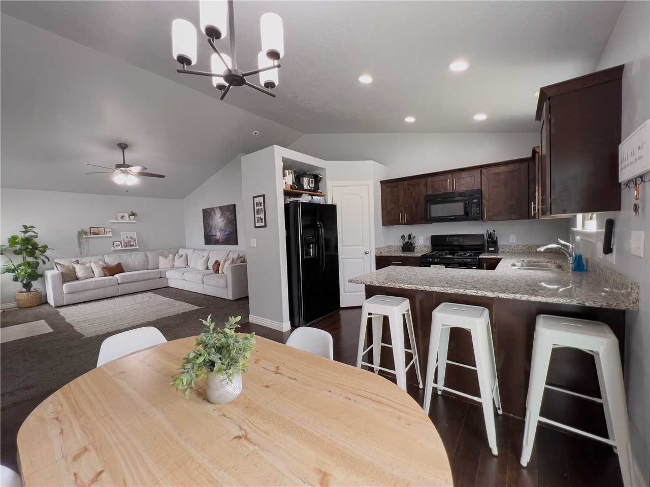 1704 E Tumwater Ln - Photo 4 of 20