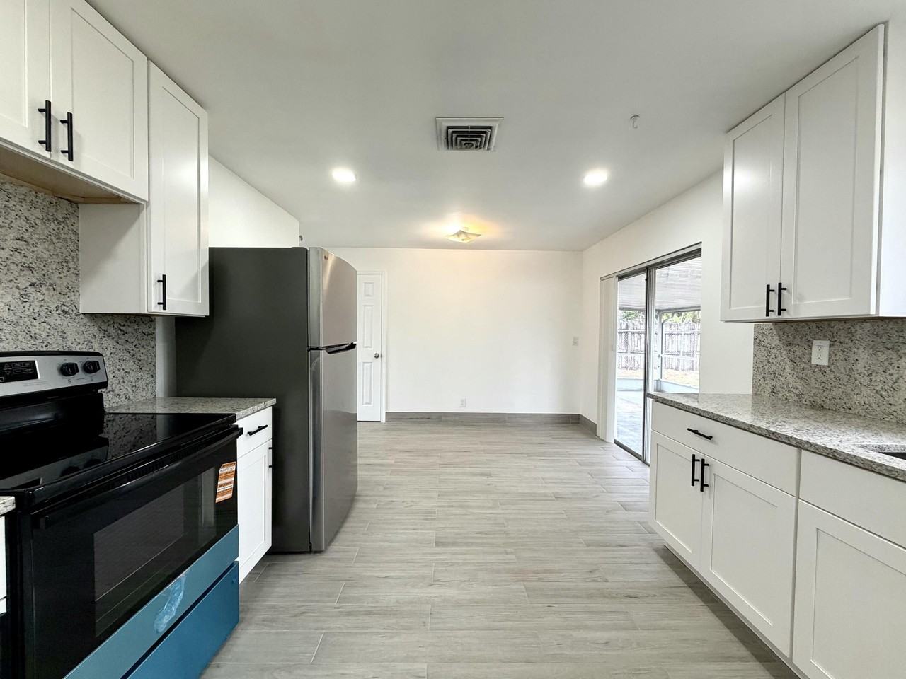 1376 Meadowbrook Dr - Photo 2 of 19