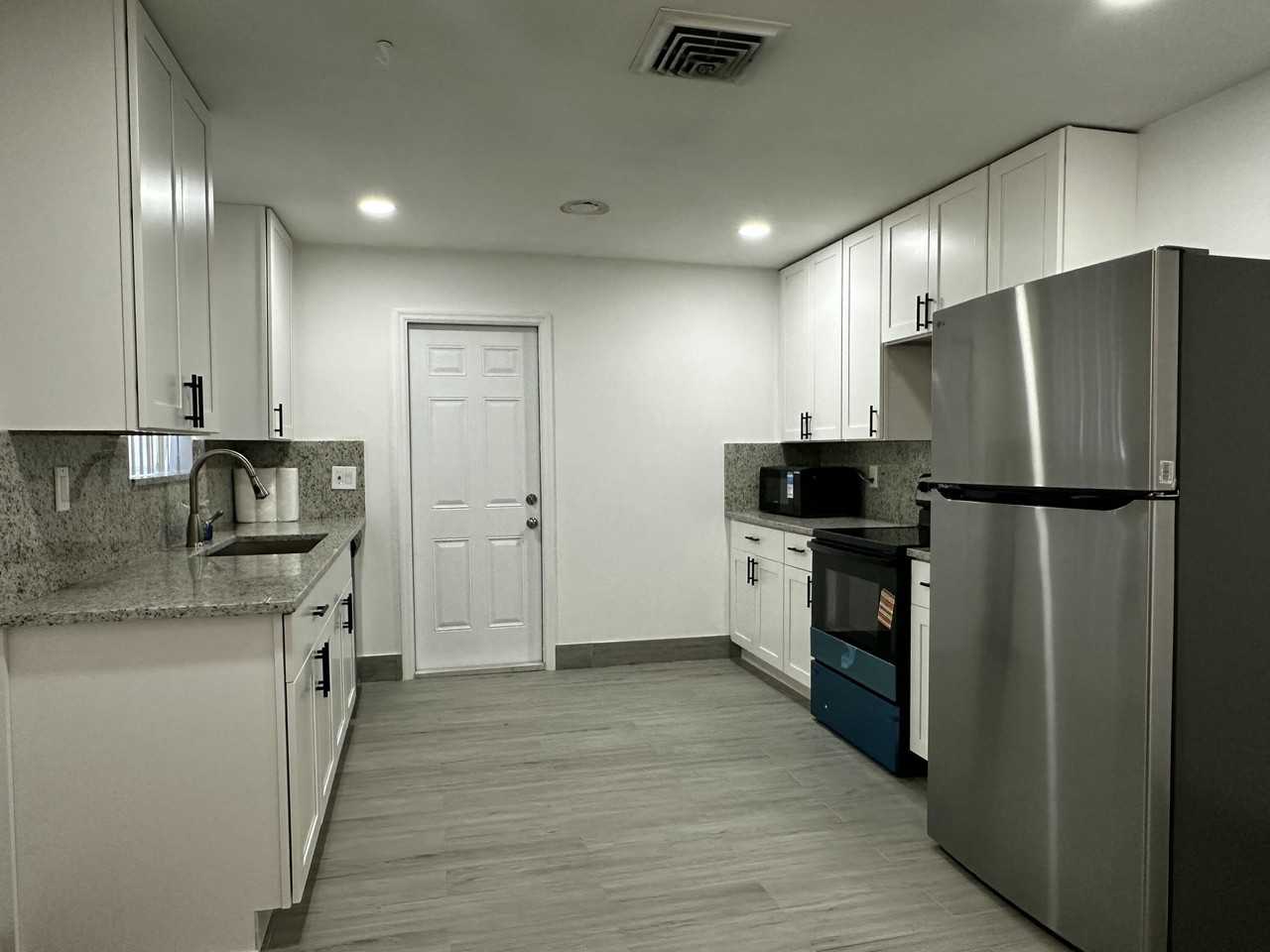 1376 Meadowbrook Dr - Photo 4 of 19