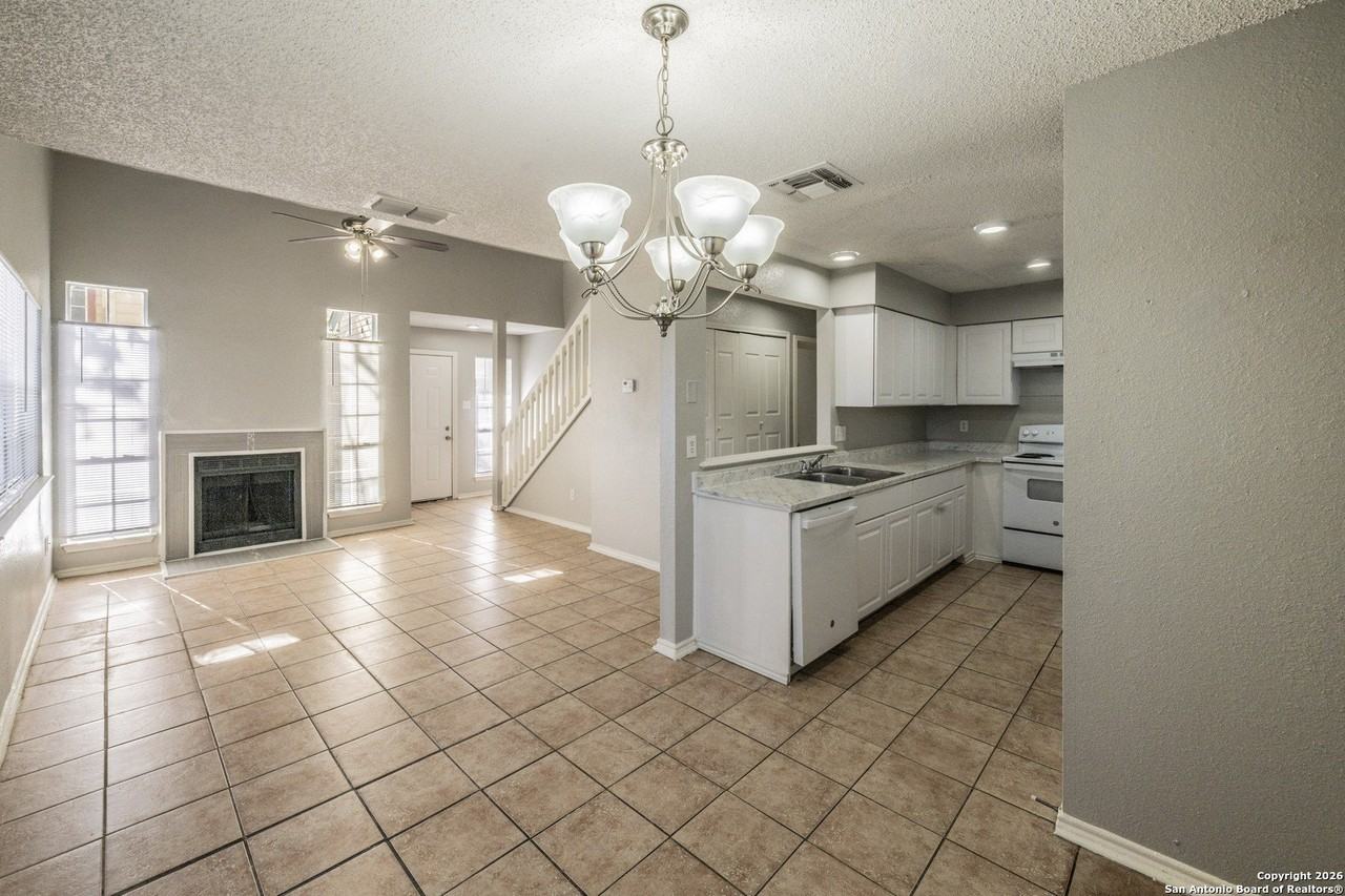 7524 Oak Chase - Photo 6 of 34