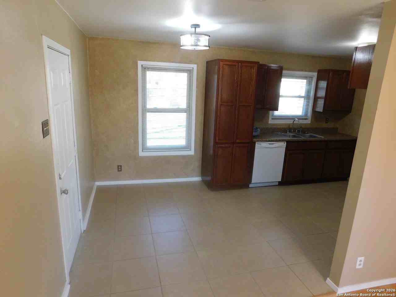 205 Aviation Ave - Photo 4 of 9