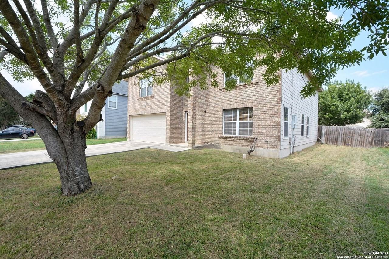 858 Lincolnshire Dr - Photo 2 of 41