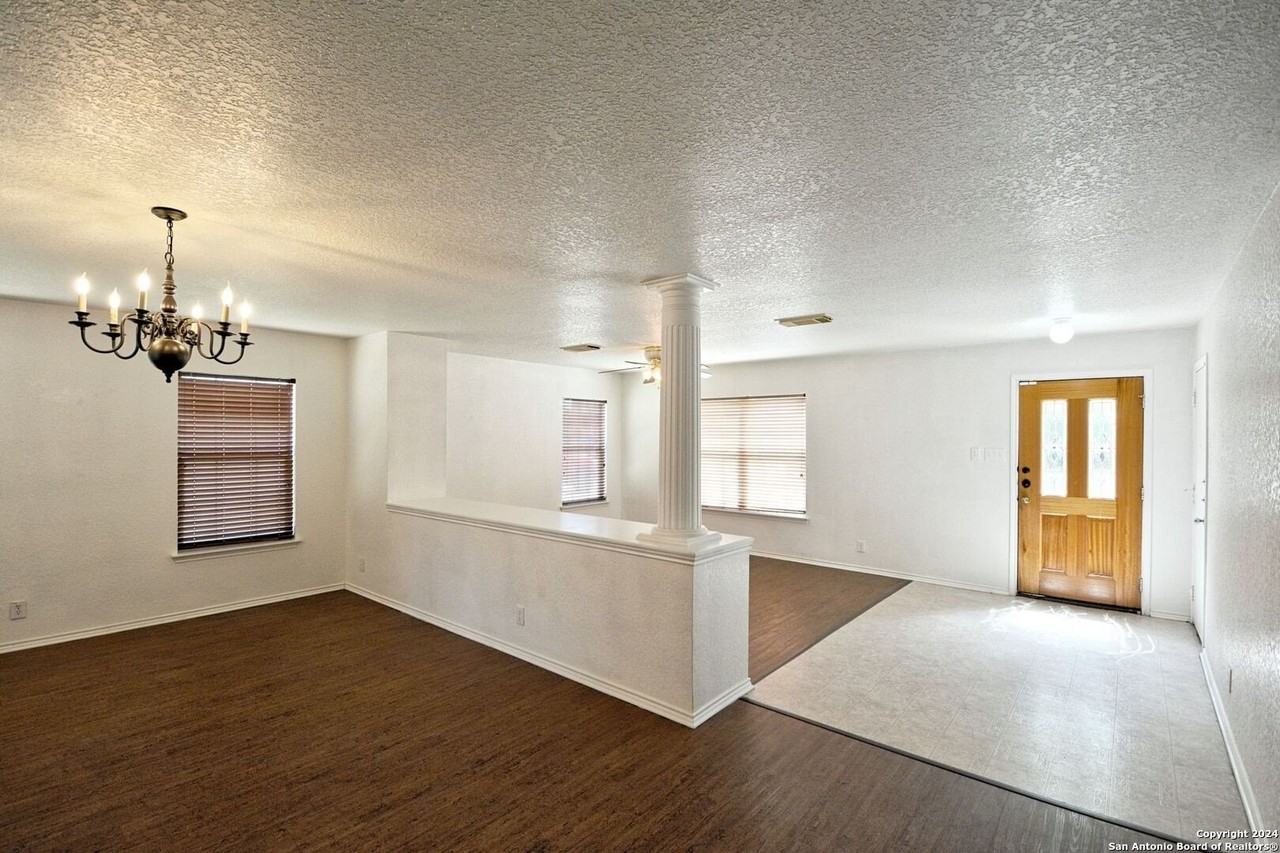 858 Lincolnshire Dr - Photo 3 of 41