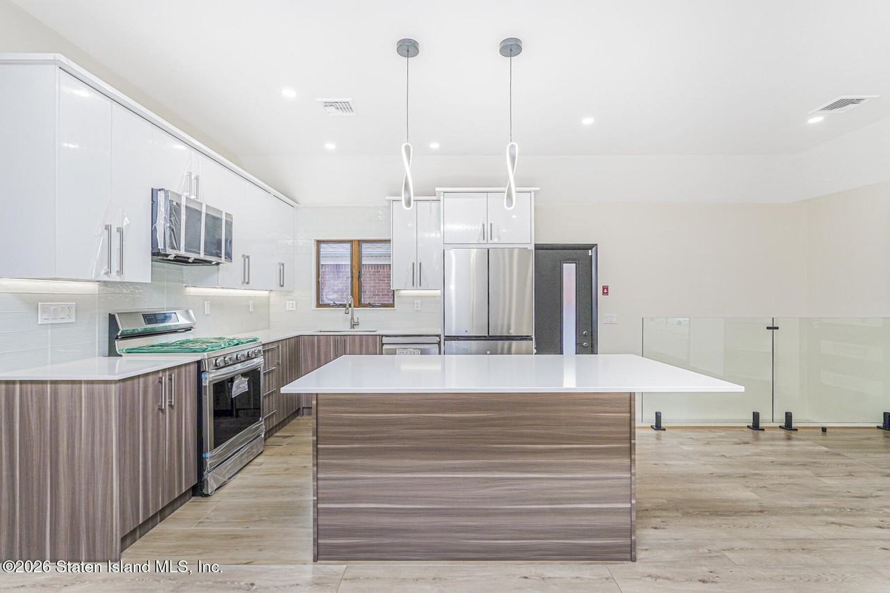 236 Amber St - Photo 4 of 21