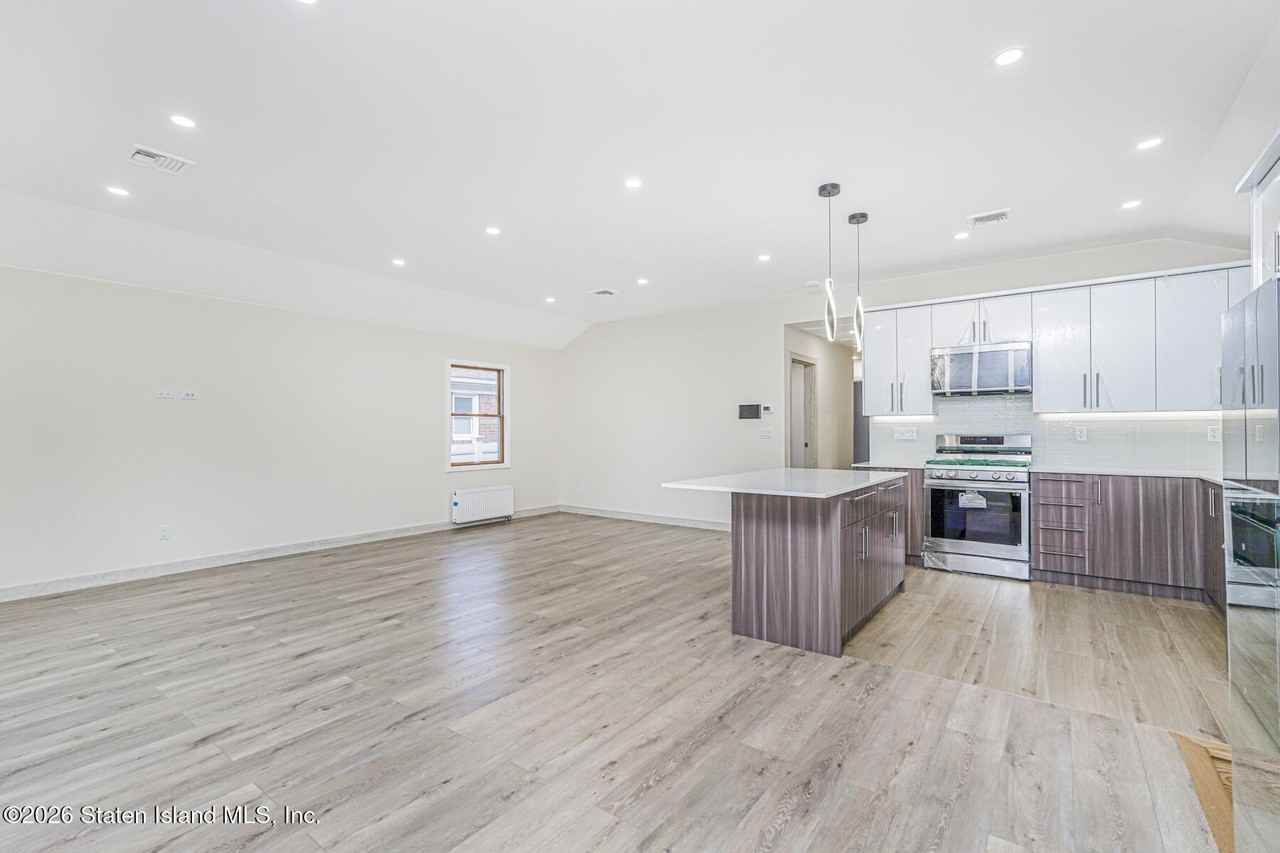 236 Amber St - Photo 5 of 21