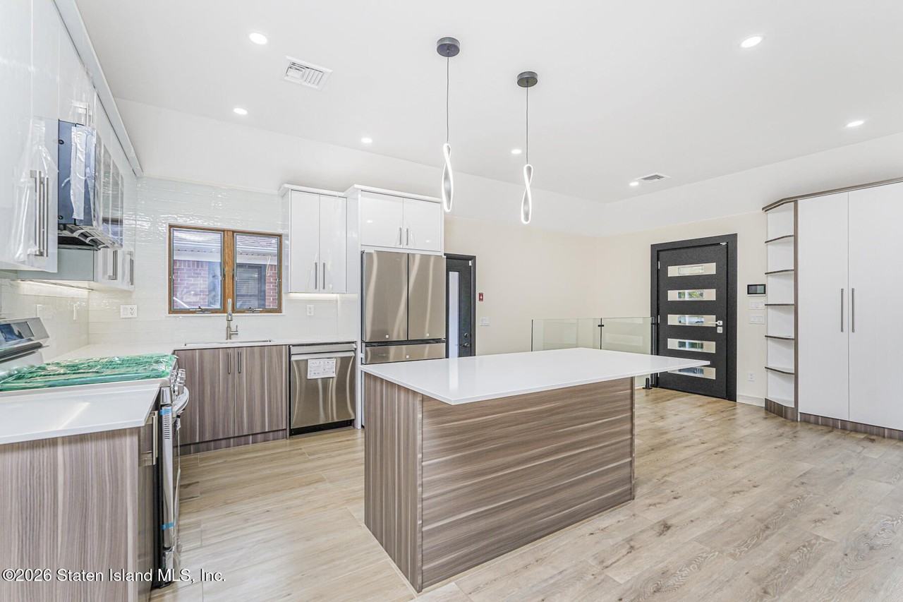 236 Amber St - Photo 6 of 21