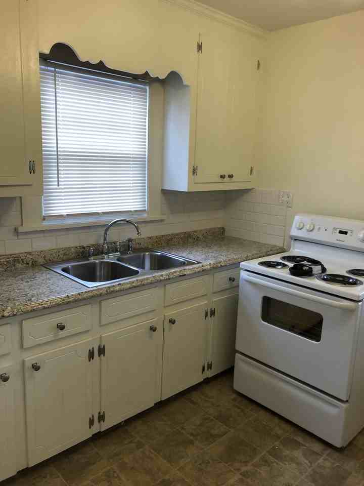 542 E Black St #1 - Photo 2 of 8