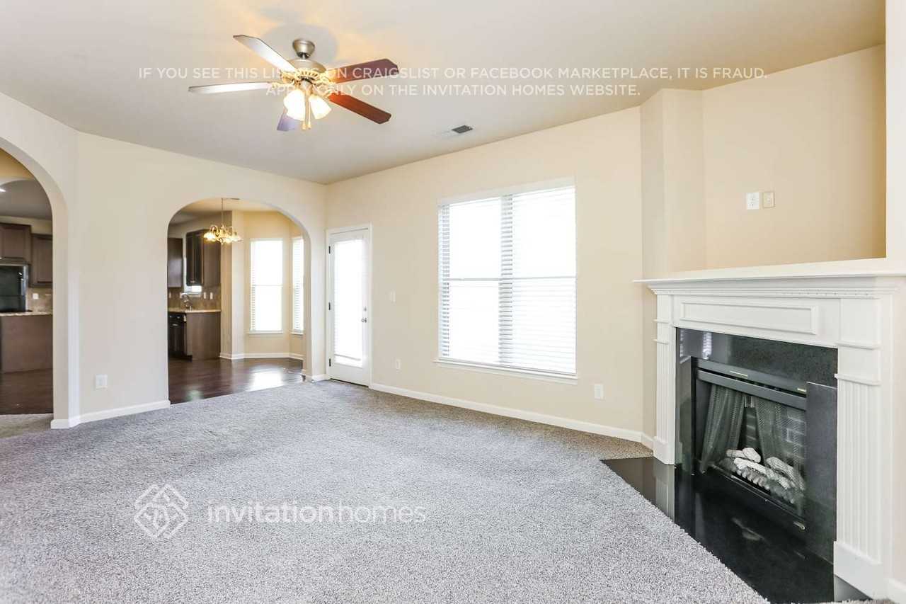 4324 Grove Lake St - Photo 5 of 18