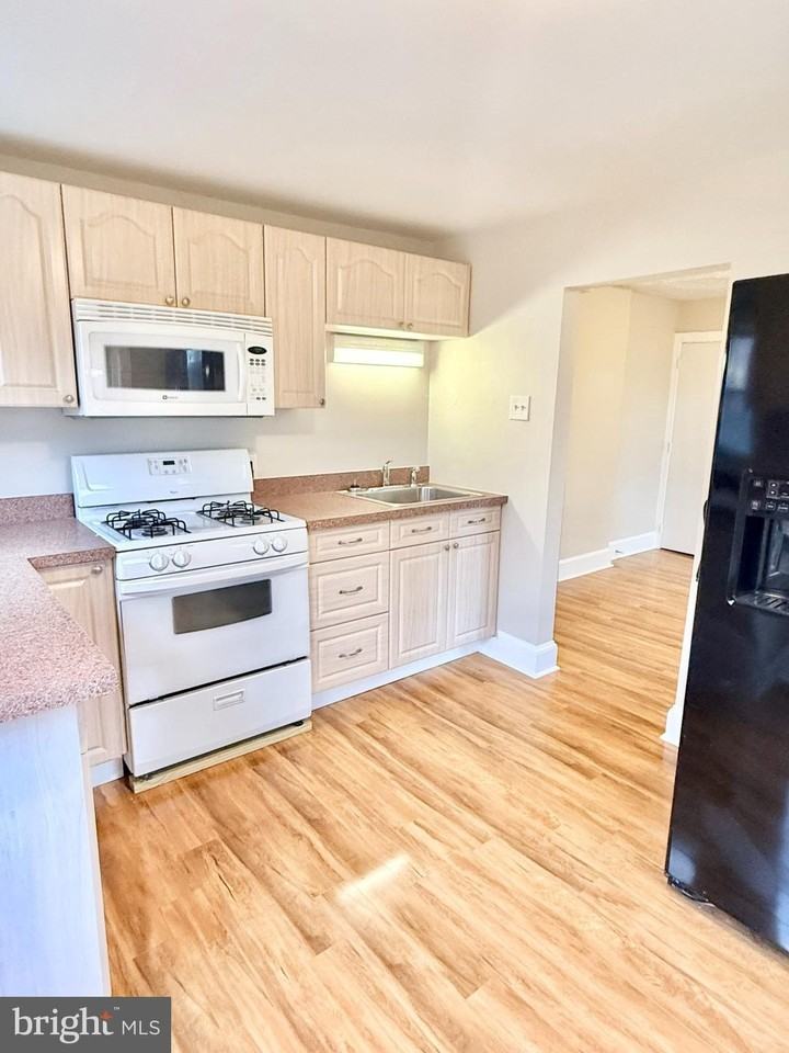 666 Jefferson Ave - Photo 2 of 17