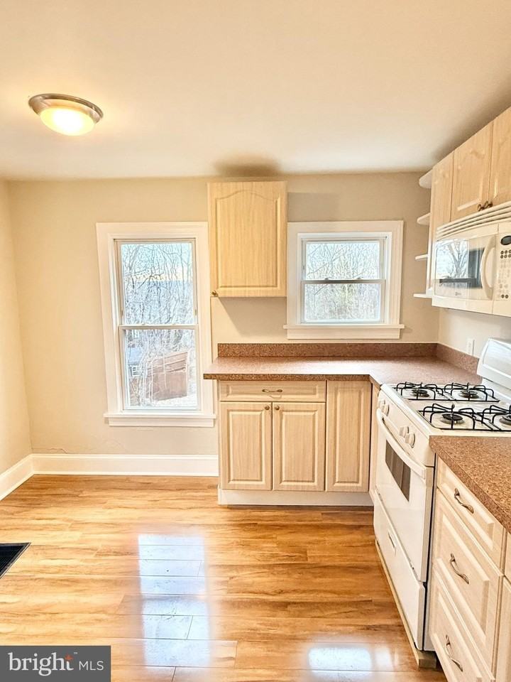 666 Jefferson Ave - Photo 3 of 17