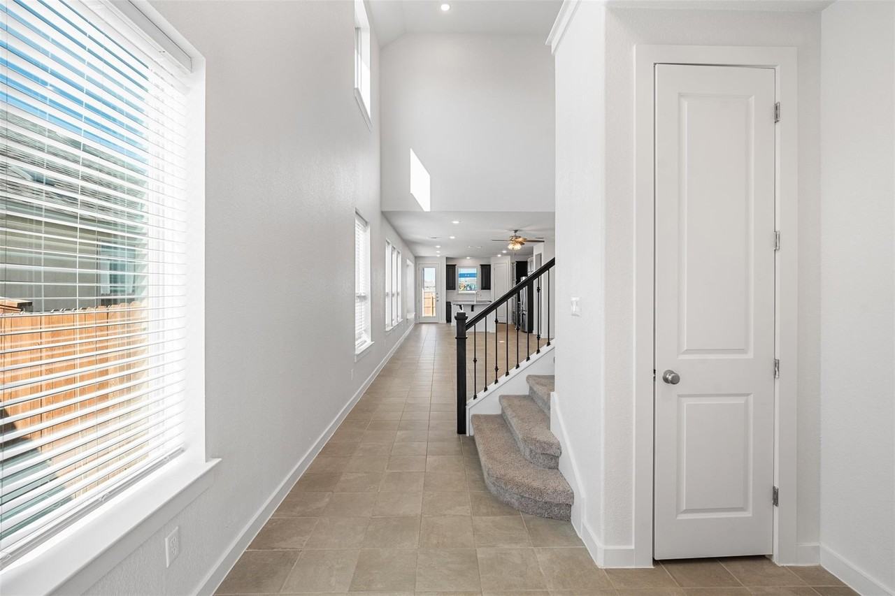 121 Rangel Dr - Photo 4 of 23