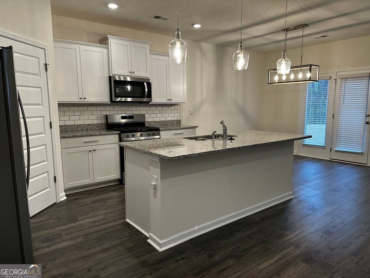 717 Dairy Dr - Photo 6 of 32