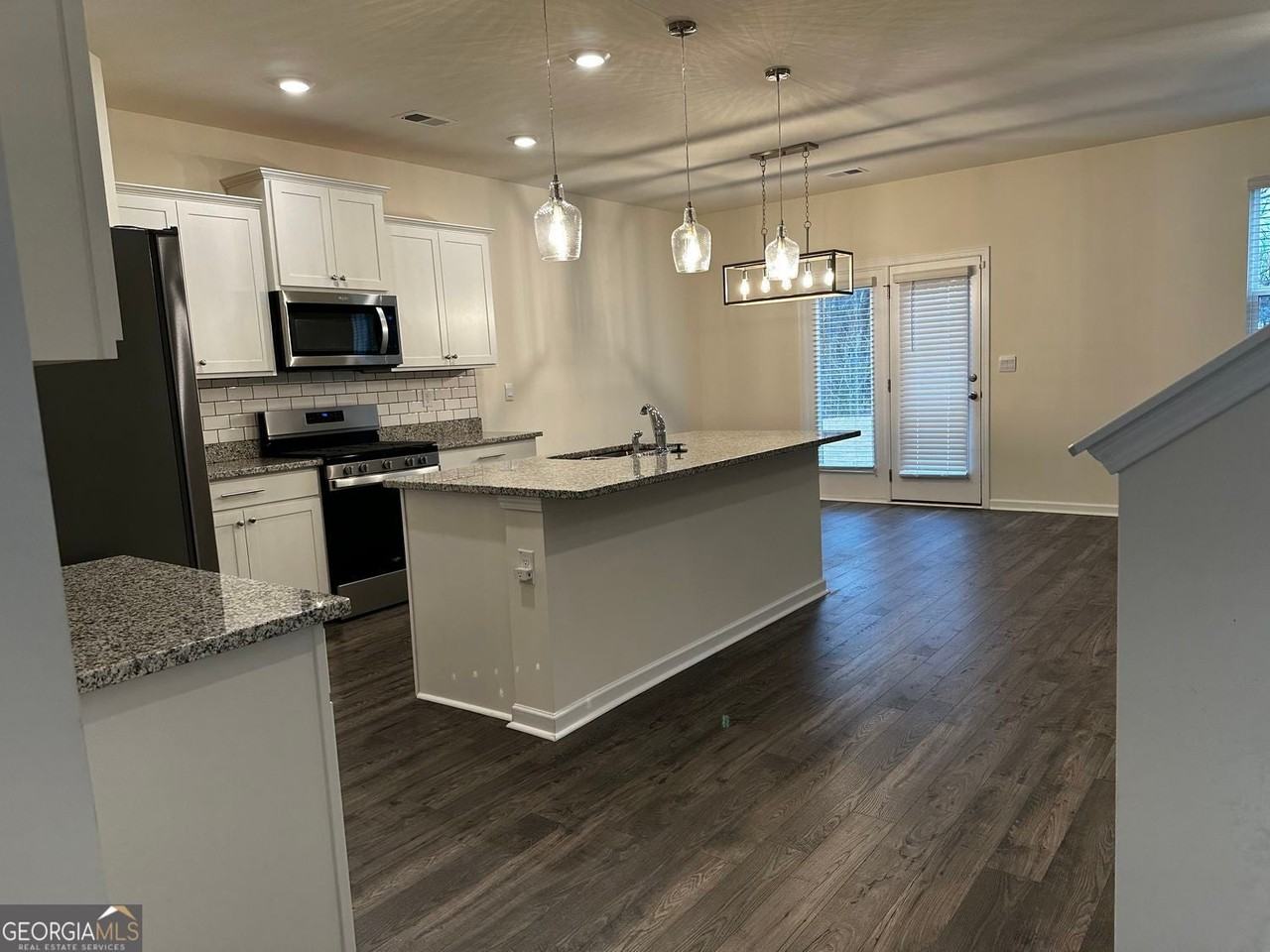 717 Dairy Dr - Photo 7 of 32