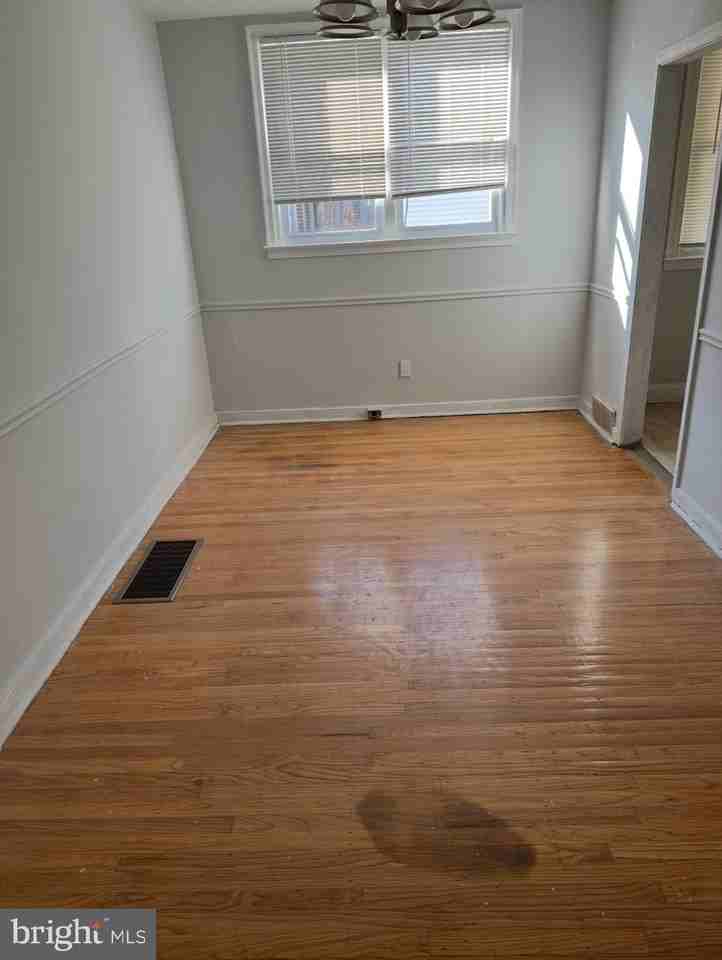 1042 E Cheltenham Ave - Photo 3 of 7