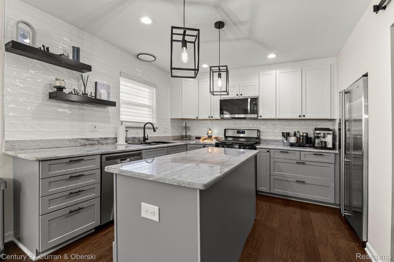 7612 Admiralty Dr - Photo 7 of 48