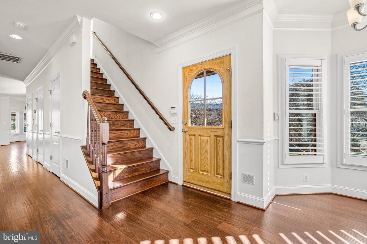 211 Mill St - Photo 4 of 50