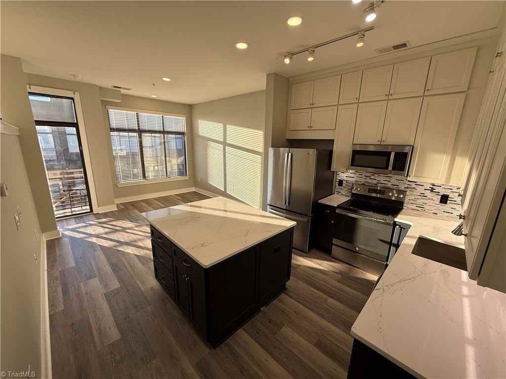 810 W 4th St #421 - Photo 4 of 12