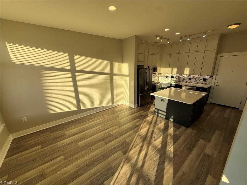 810 W 4th St #421 - Photo 5 of 12