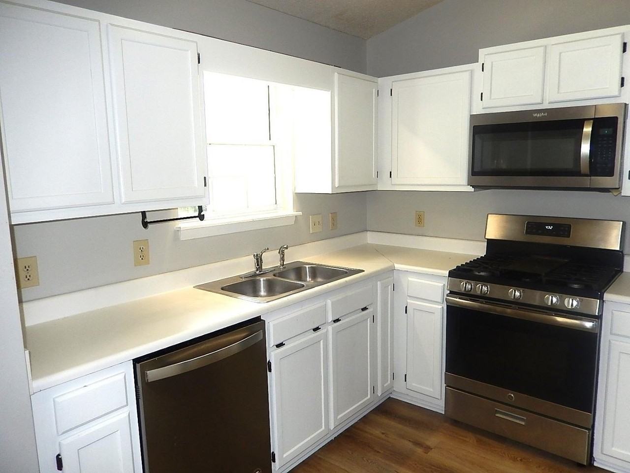 2609 Lynn Rd - Photo 7 of 24