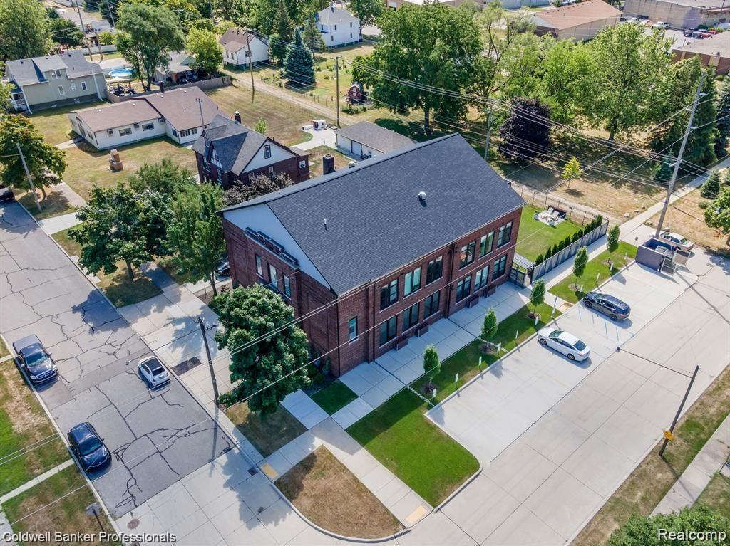 785 Forest St - Photo 4 of 19
