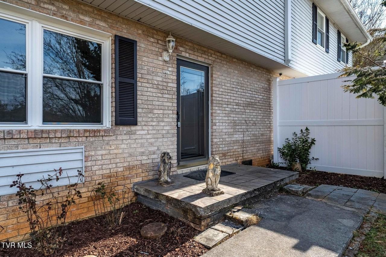 512 Jena Beth Dr - Photo 3 of 40