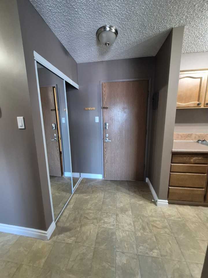 Colonial House - Photo 2 of 9