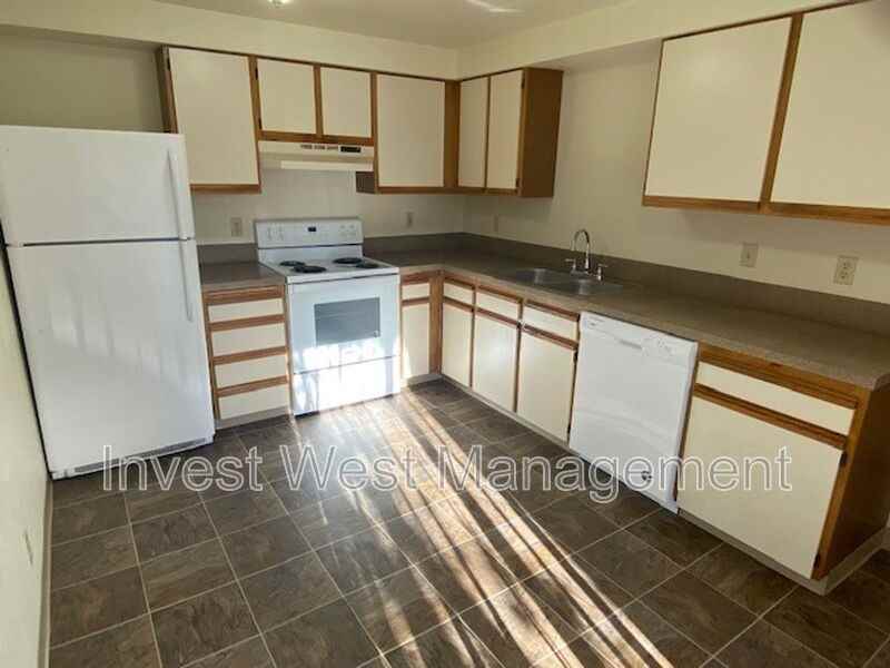 1815 Kingsley Rd #13 - Photo 2 of 9