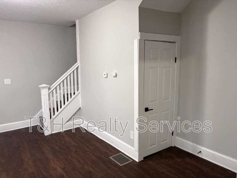 926 W 32nd St - Photo 4 of 21