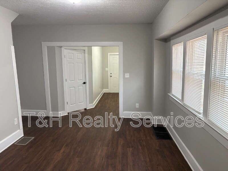 926 W 32nd St - Photo 5 of 21