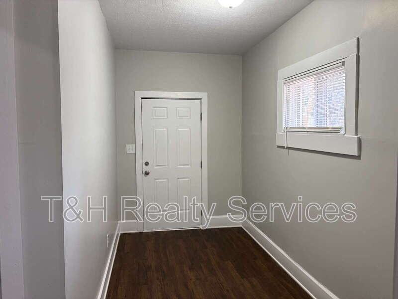 926 W 32nd St - Photo 6 of 21