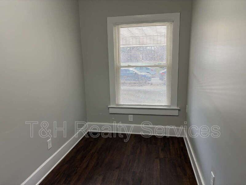 926 W 32nd St - Photo 7 of 21