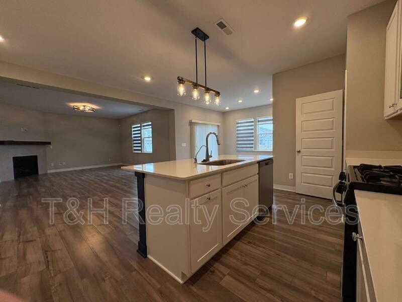 1945 Clement St - Photo 5 of 24