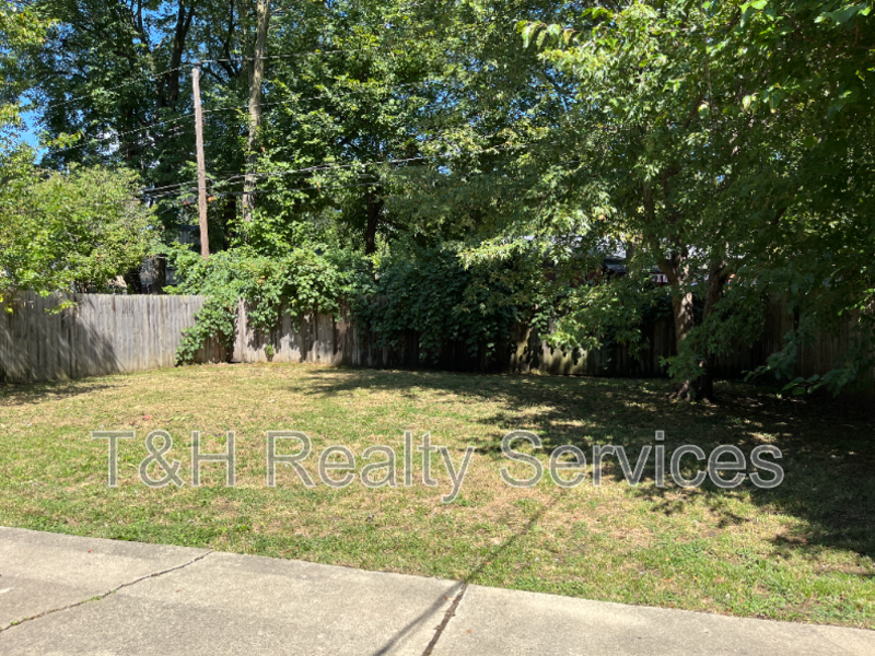 8238 Wysong Dr - Photo 3 of 31