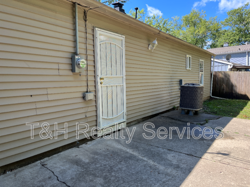 8238 Wysong Dr - Photo 4 of 31