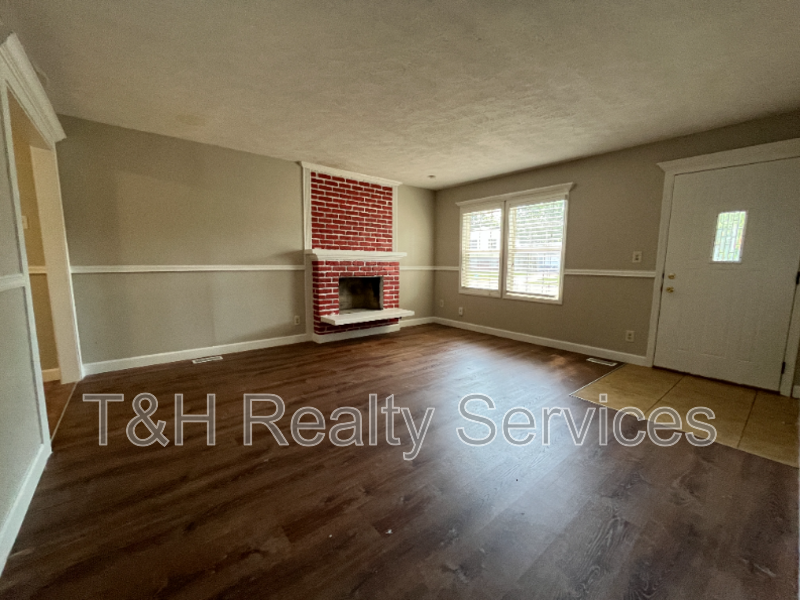 8238 Wysong Dr - Photo 5 of 31