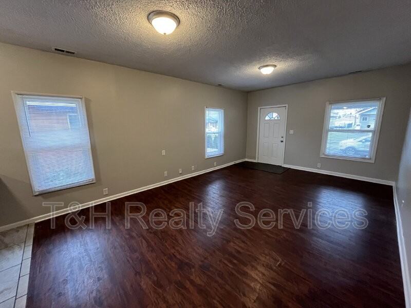 1629 Hoefgen St - Photo 4 of 15