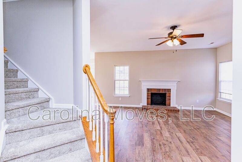 211 Windsong Dr - Photo 4 of 22