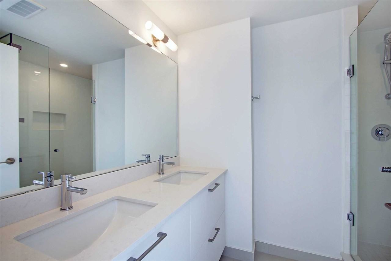 27 Bathurst Street #1404W - Photo 6 of 20