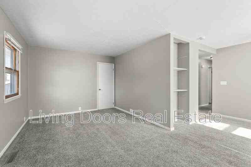 348 S 5th St - Photo 7 of 33