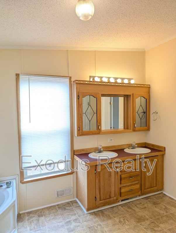 73 Forest Dr - Photo 4 of 21