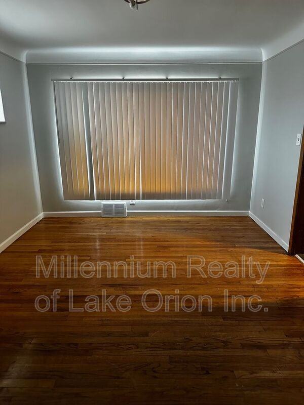 8505 Wmile Rd - Photo 4 of 11