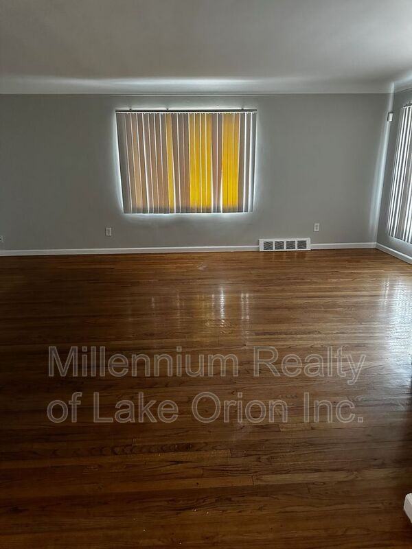 8505 Wmile Rd - Photo 5 of 11